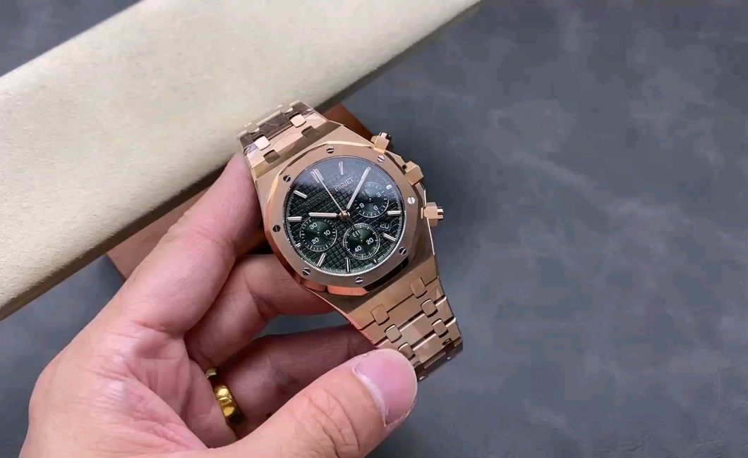 ラグジュアリーなAPロイヤルオークシースルーバックモデルで時刻を楽しむ！