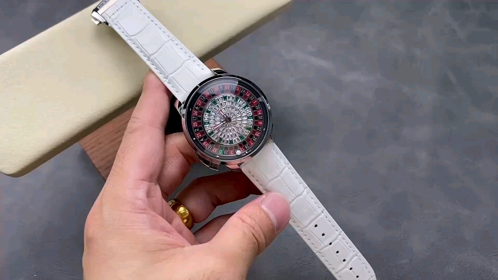 カジノと工芸のフュージョン！トピックのAMGカジノトゥールビヨン腕時計