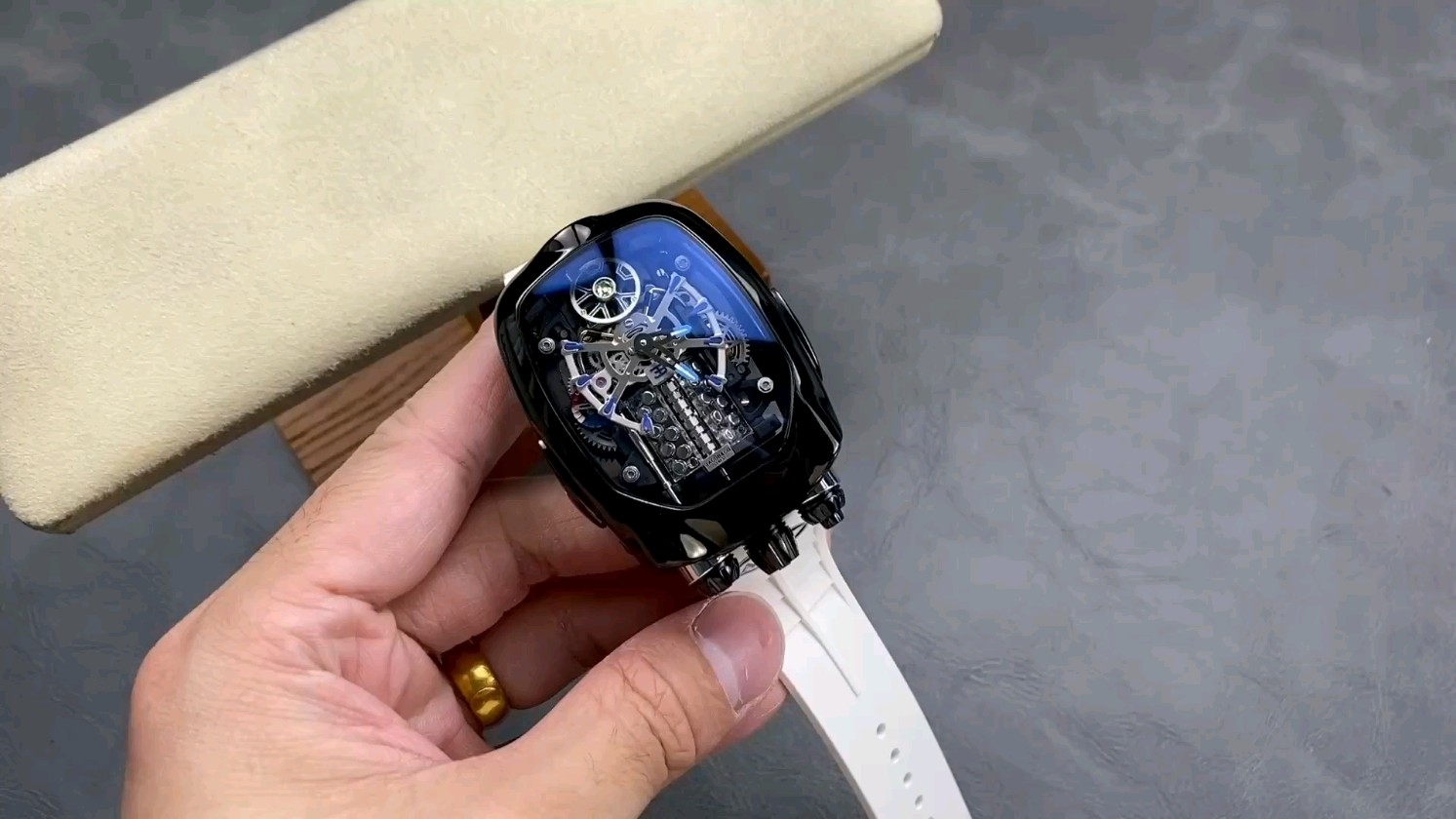 AMGとブガッティのフュージョン！驚異の2000トゥールビヨンウォッチの魅力を探る