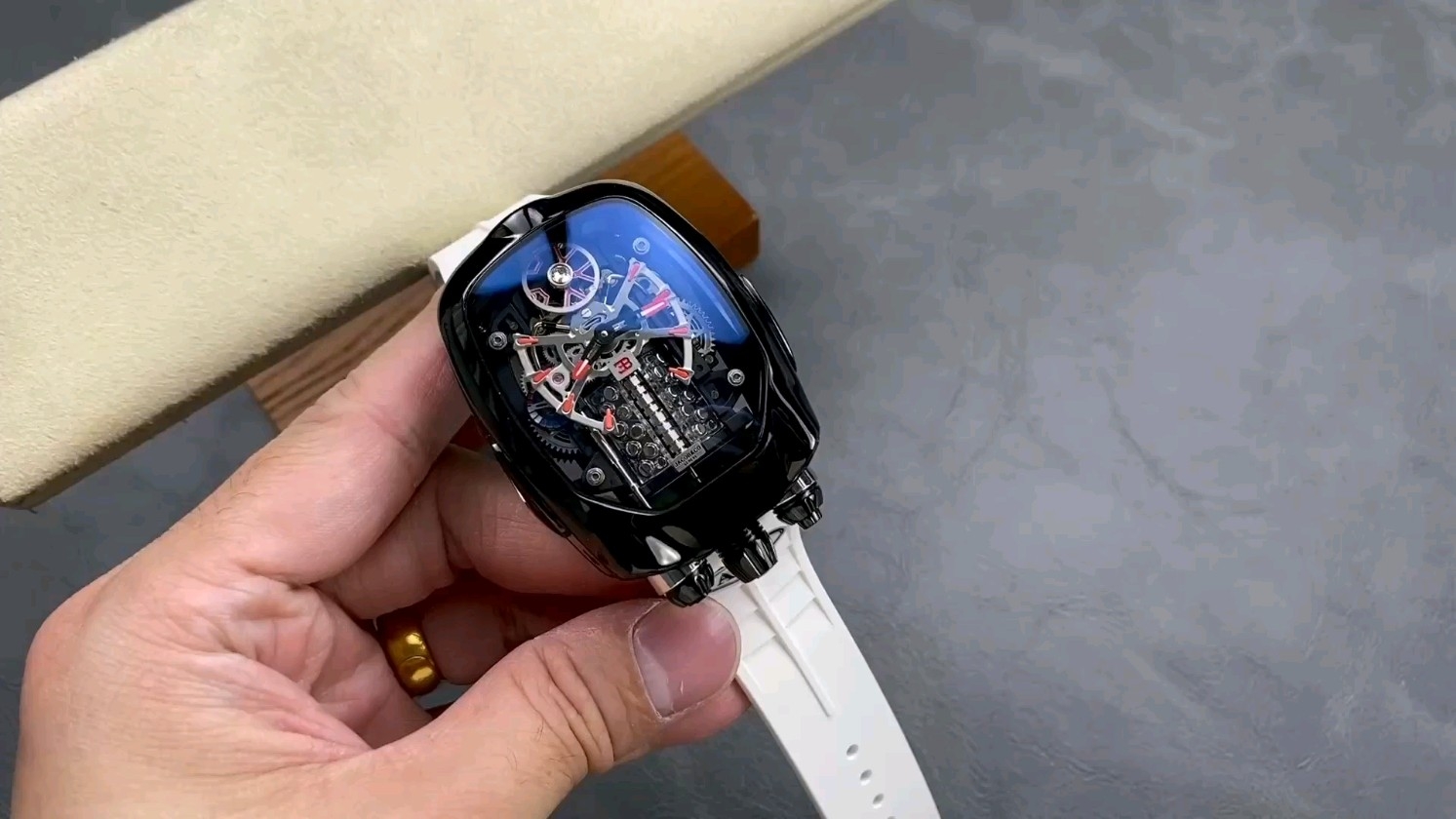 AMG新作モデル！W16エンジン搭載腕時計の魅力を解剖学
