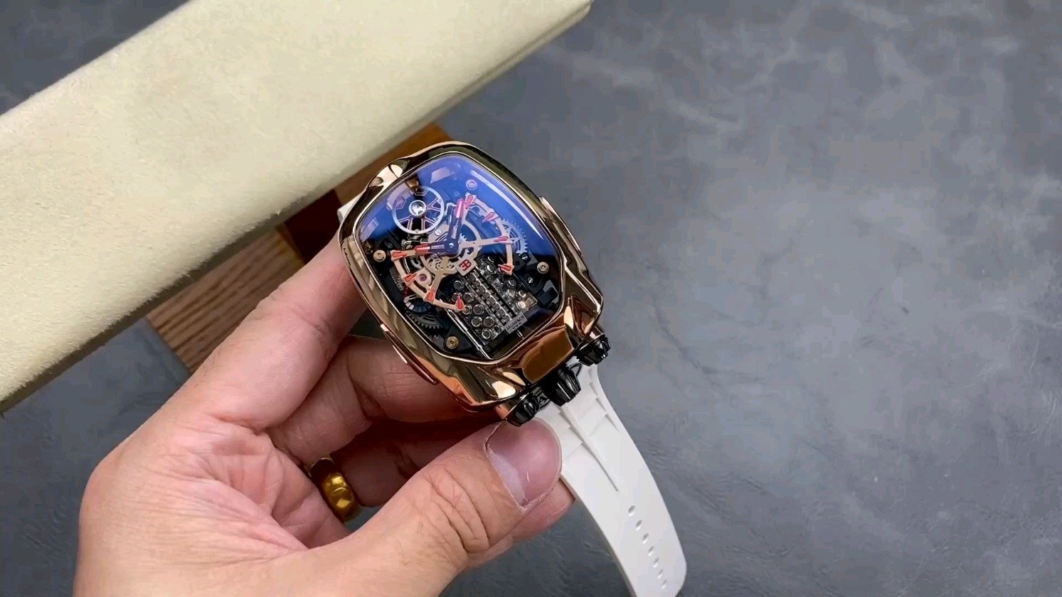 AMGの新作腕時計はブガッティエンジン搭載で驚きのパワー！