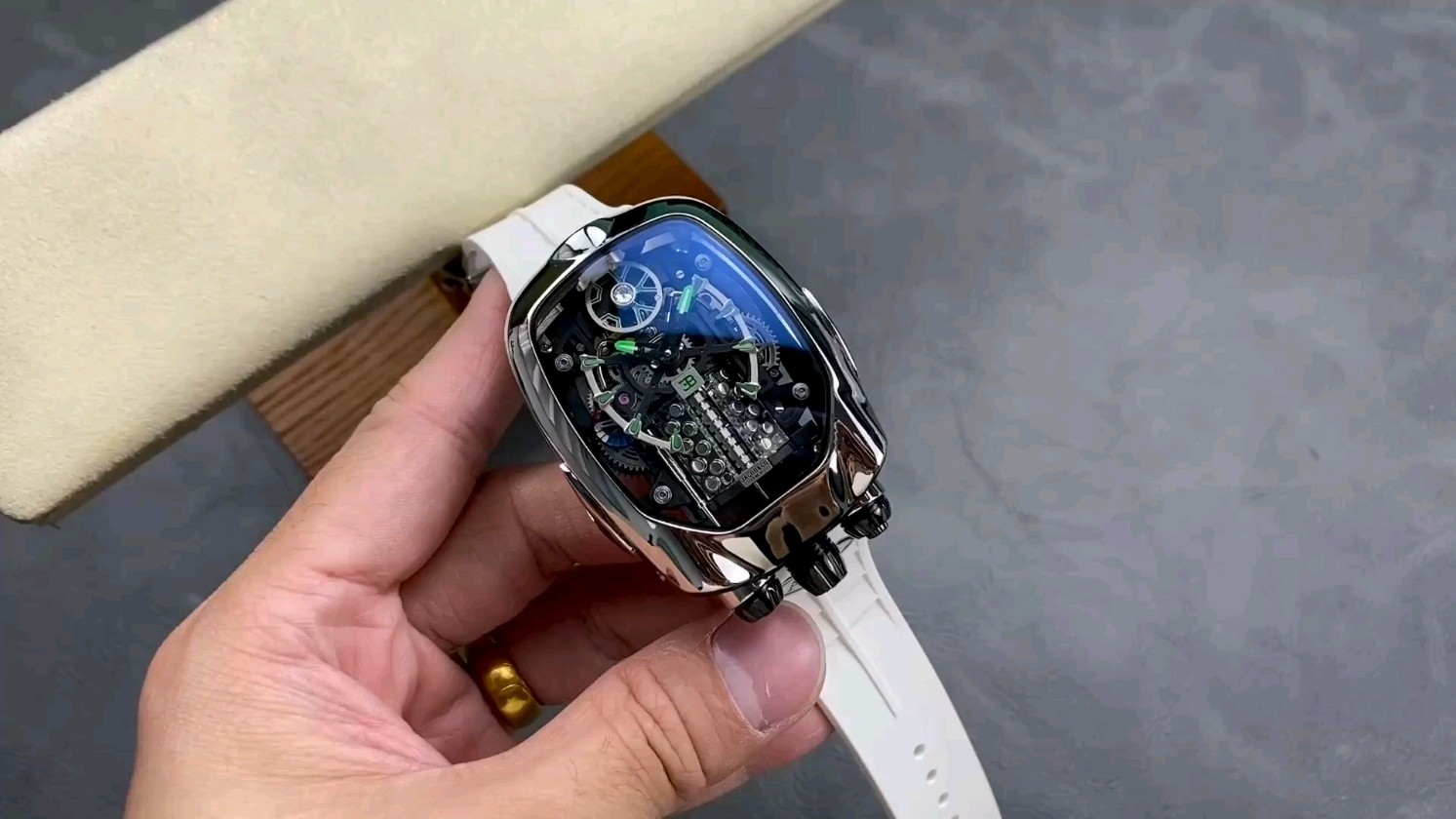 AMG新作腕時計でブガッティの力を手首に感じる！