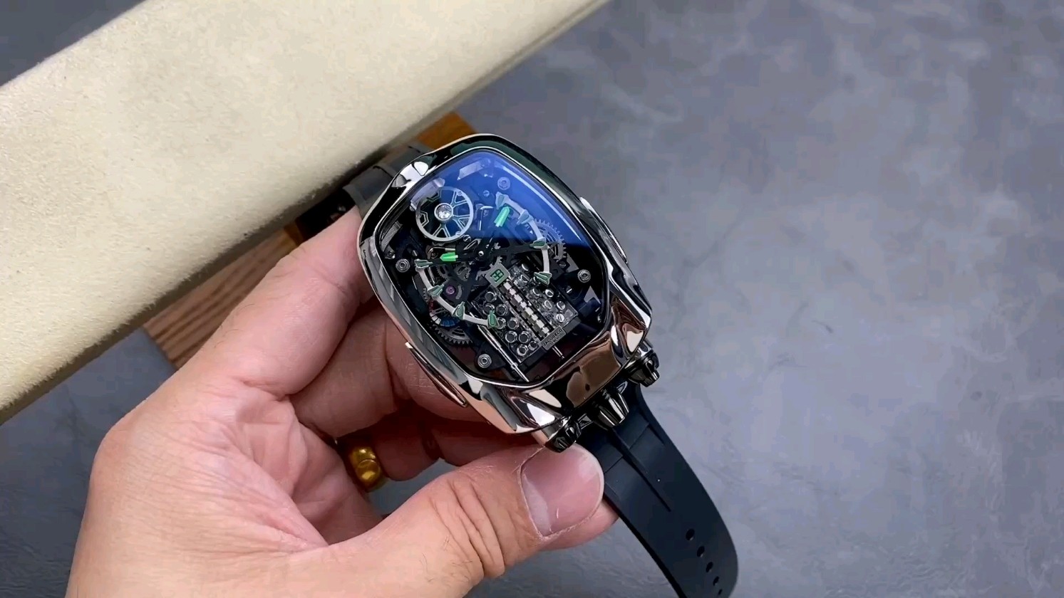 {“タイトル”:”W16エンジン搭載！AMGから登場の高級腕時計を徹底解剖”,”ケース”:”時計愛好家の皆さ