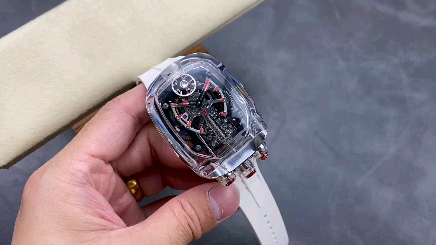 AMGの新作モデル！ブガッティキロン腕時計の魅力に迫る！