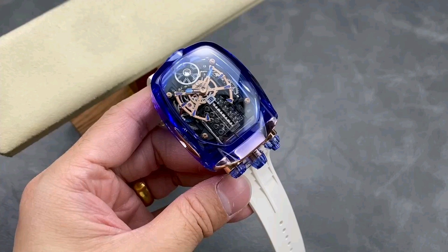 AMG×ブガッティの腕時計がもたらす驚きの体験へ！
