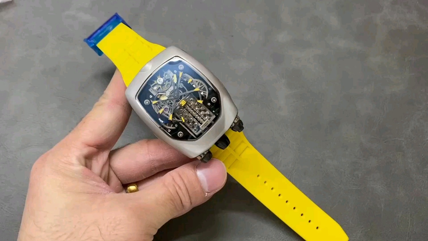 ブガッティとジェイコブ&COの異次元コラボ腕時計の登場！驚きの16シリンダーエンジン搭載