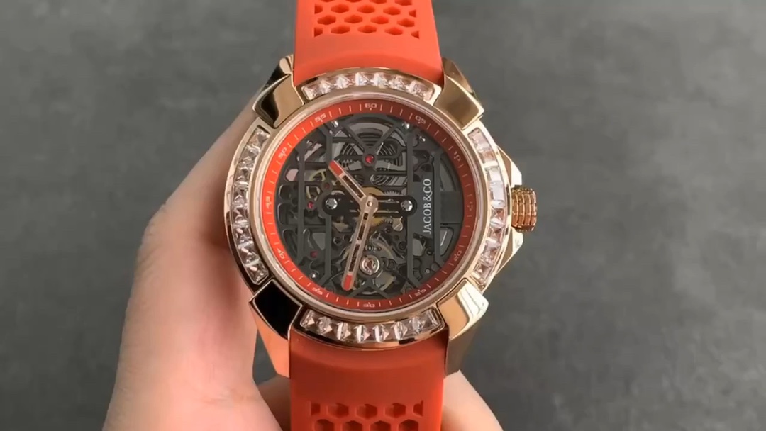 ジェイコブ&Coのトノー型フライングトゥールビヨンび輪を装備！高級時計のシークレットに迫る