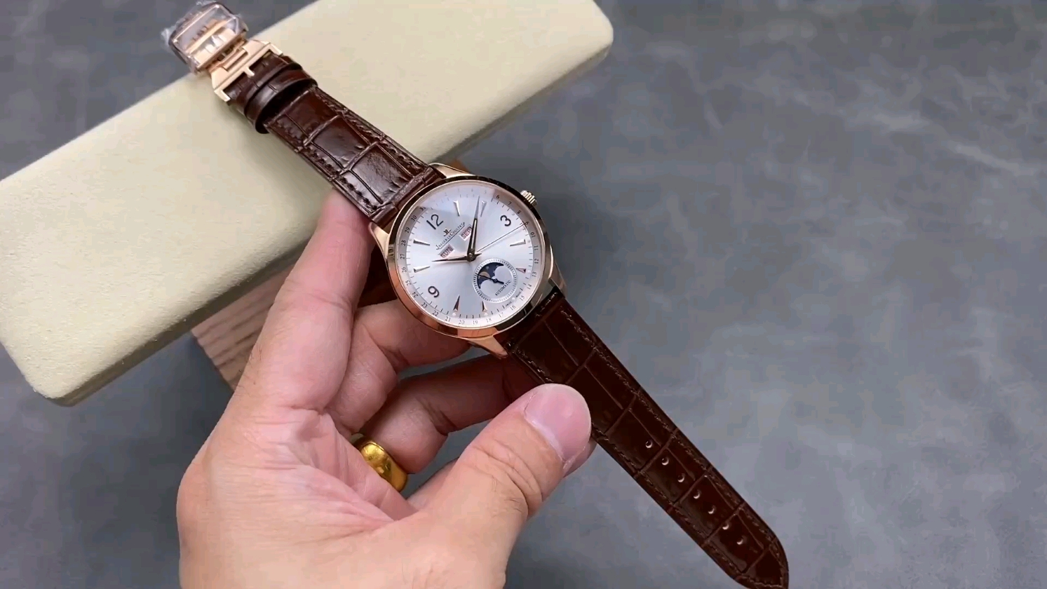 ジャガー・ルクルト レベルソ！TW ファクトリーが魅力するマスター カレンダー腕時計レビュー