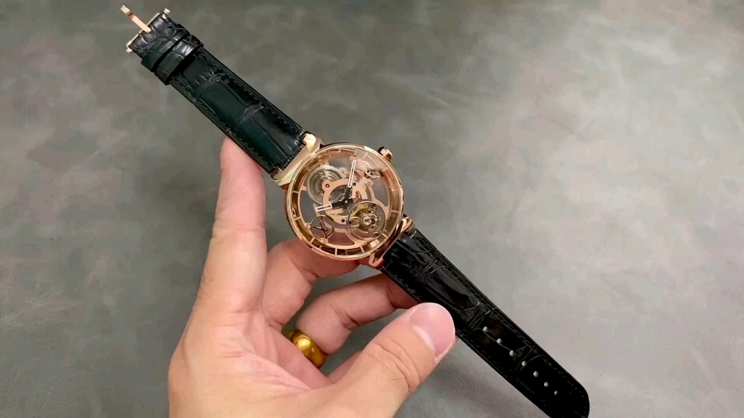 全ブルーサファイアケースのトゥールビヨン―ラグジュアリーウォッチの新境地！