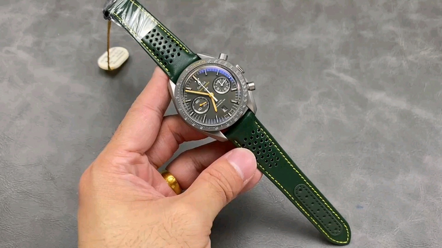 レジェンドをリストに！オメガスピードマスター ムーンウォッチの魅力的なな一面ケースバックとは？