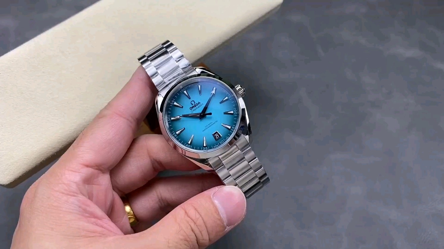 オメガシーマスター41mm！春の海を腕に感じる誘惑色