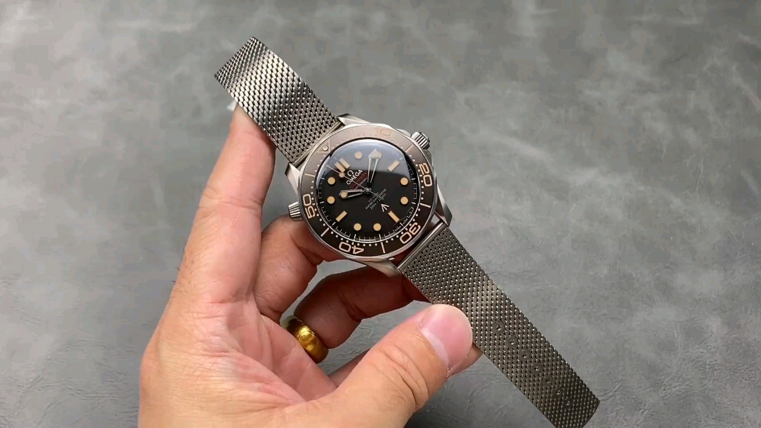 {“タイトル”:”軽さの極み！オメガ 007最新モデル、ノンマグネティックで魅せる全チタンの実力とは？”,”ケース”:”