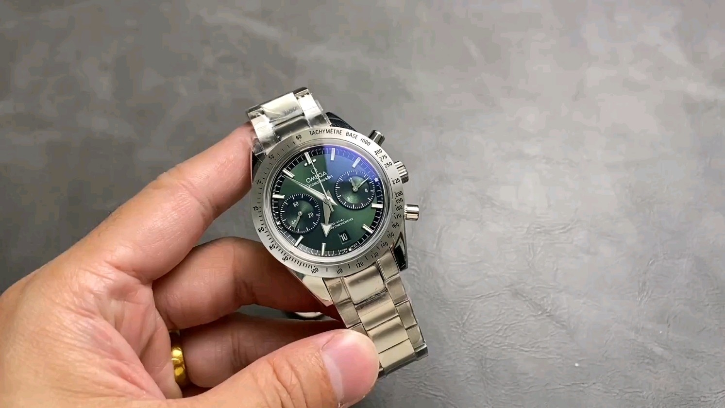 スーパーレアむ！オメガスピードマスターシリーズのムーンフェイズを体感せよ！