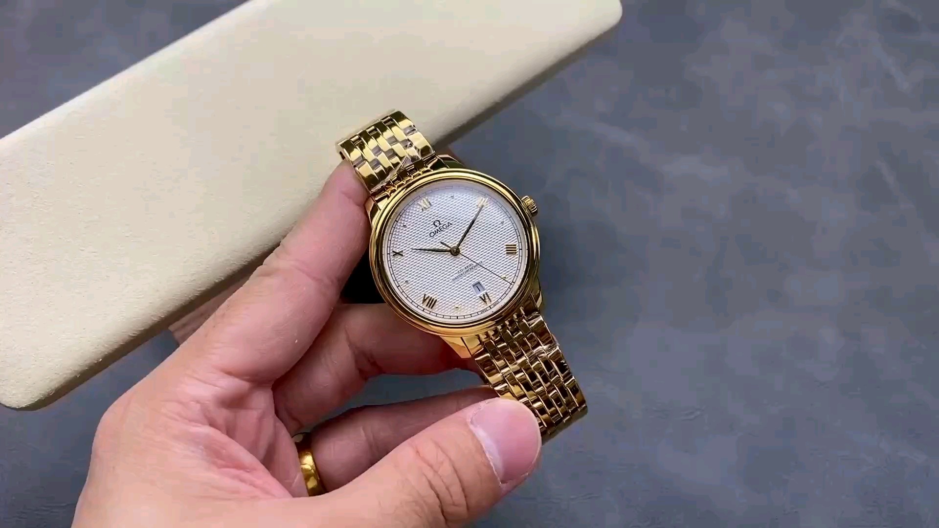 新OM+ファクトリーのフライングトゥールビヨン40mm、時計レビューで秀逸セレクションばれる理由？