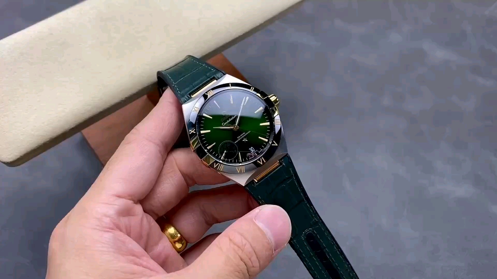 V+ ファクトリーが魅せるオメガコンステレーション！ディテールまで再現したV2版のチャレンジ