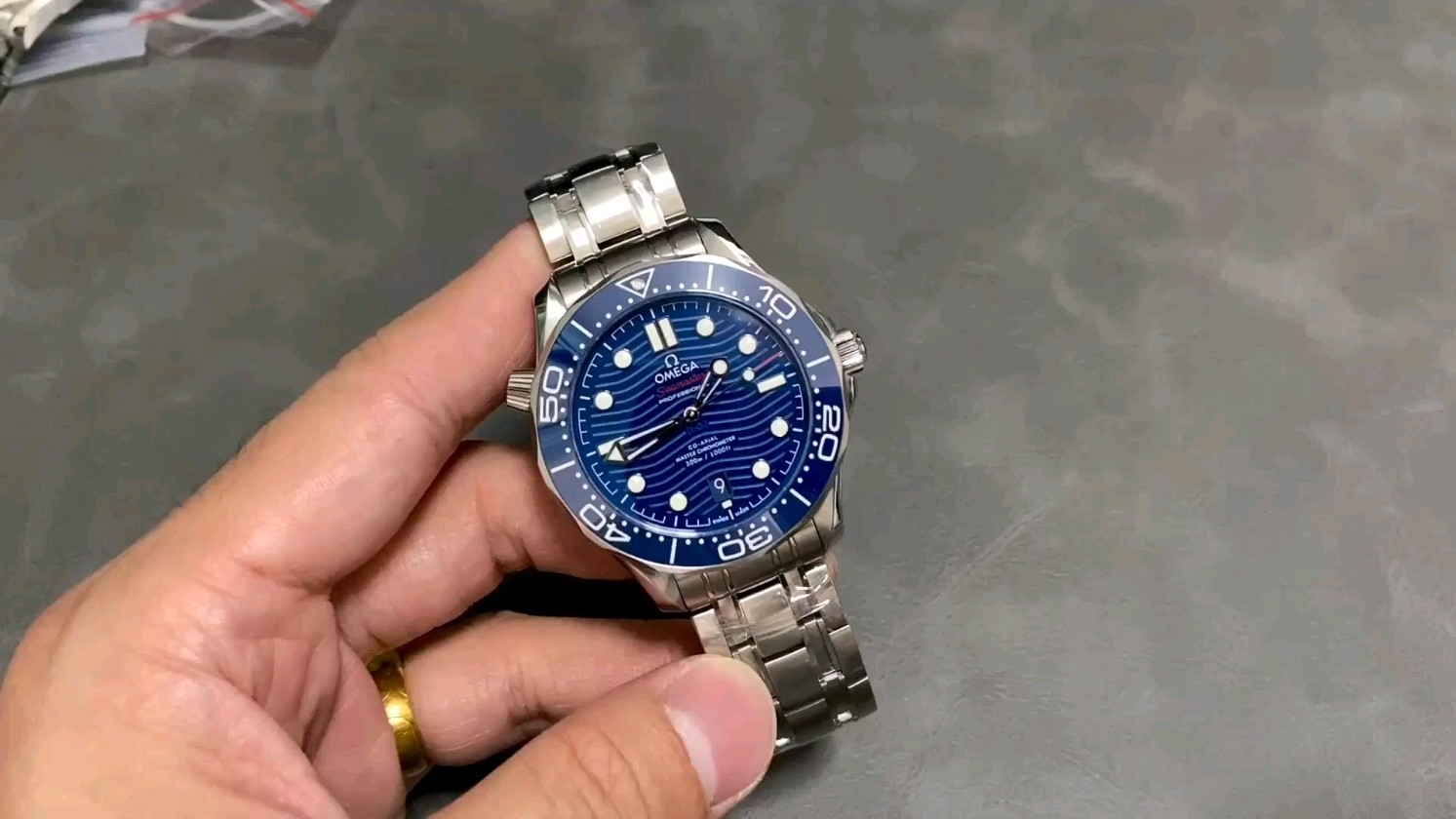 VS オメガ シーマスター300メートル