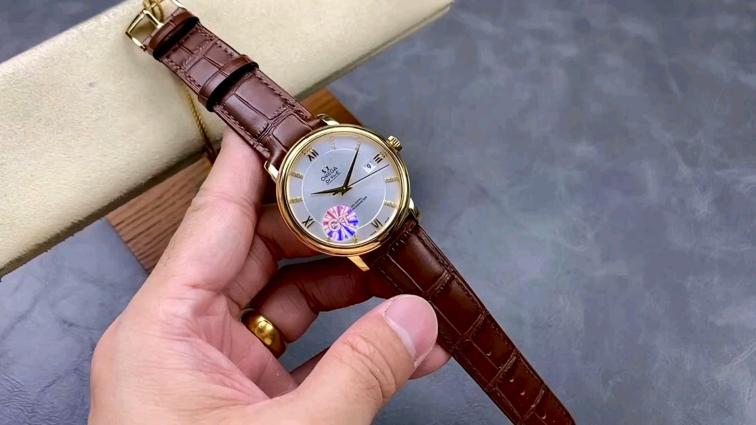 気になる腕時計！GT ファクトリーのオメガバタフライクラスプエレガントシリーズの魅力とは？