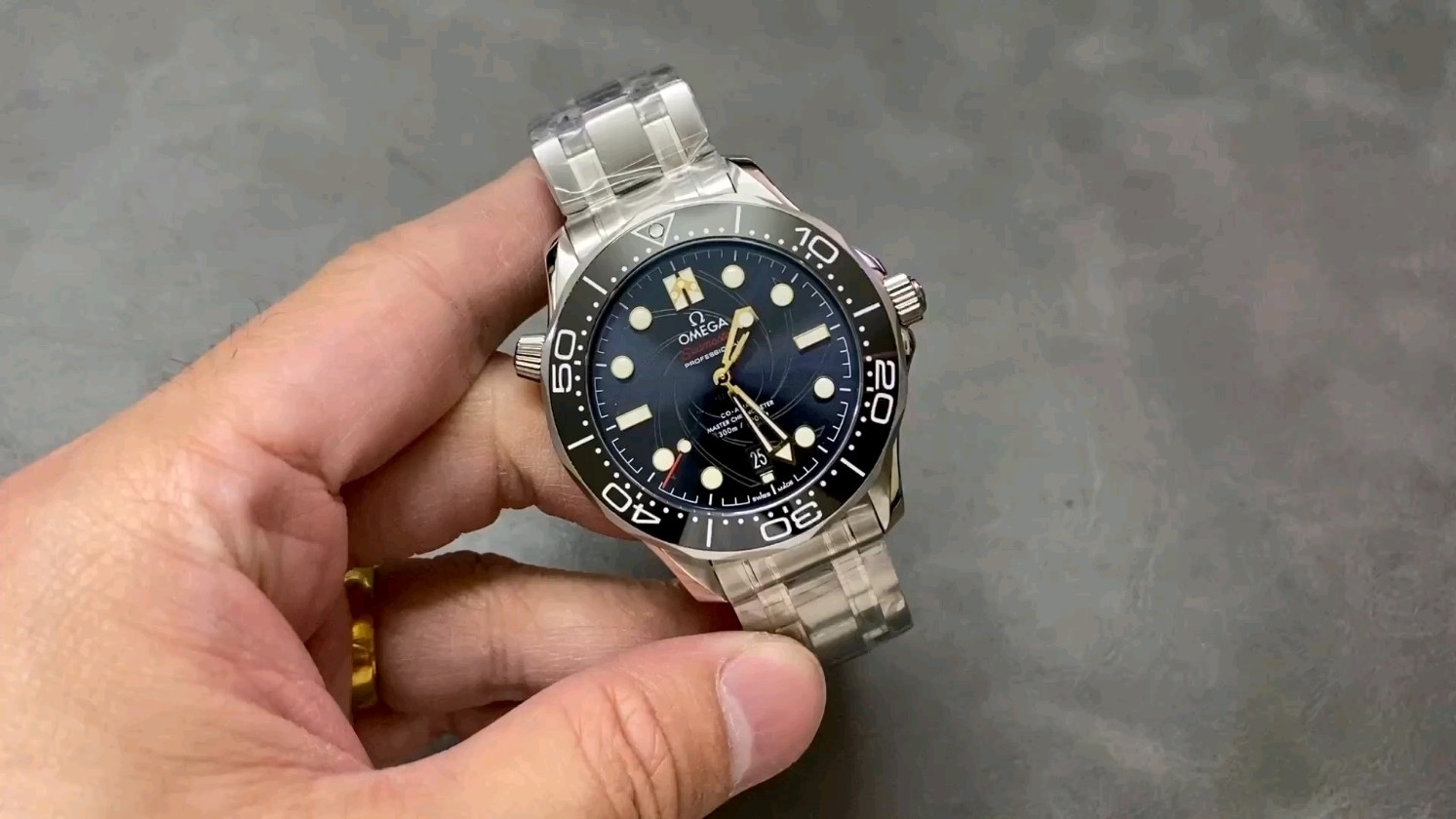 VS オメガ 007 クイーンマジェスティのシークレットコマンド シーマスター 300m 8800ムーブメント