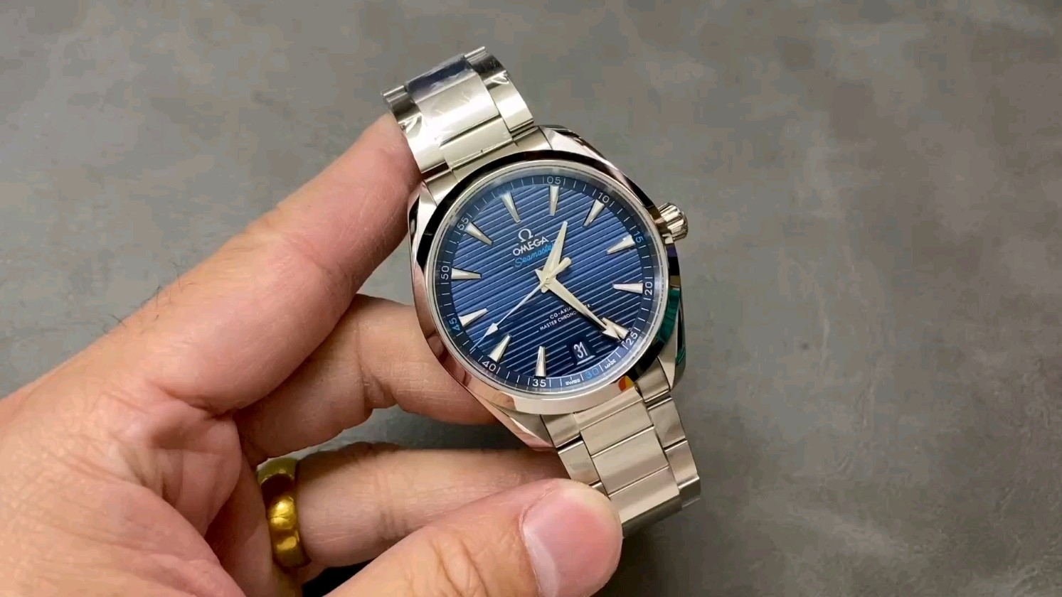 オメガシーマスターと復刻版の比較！選ぶべきはどっち？