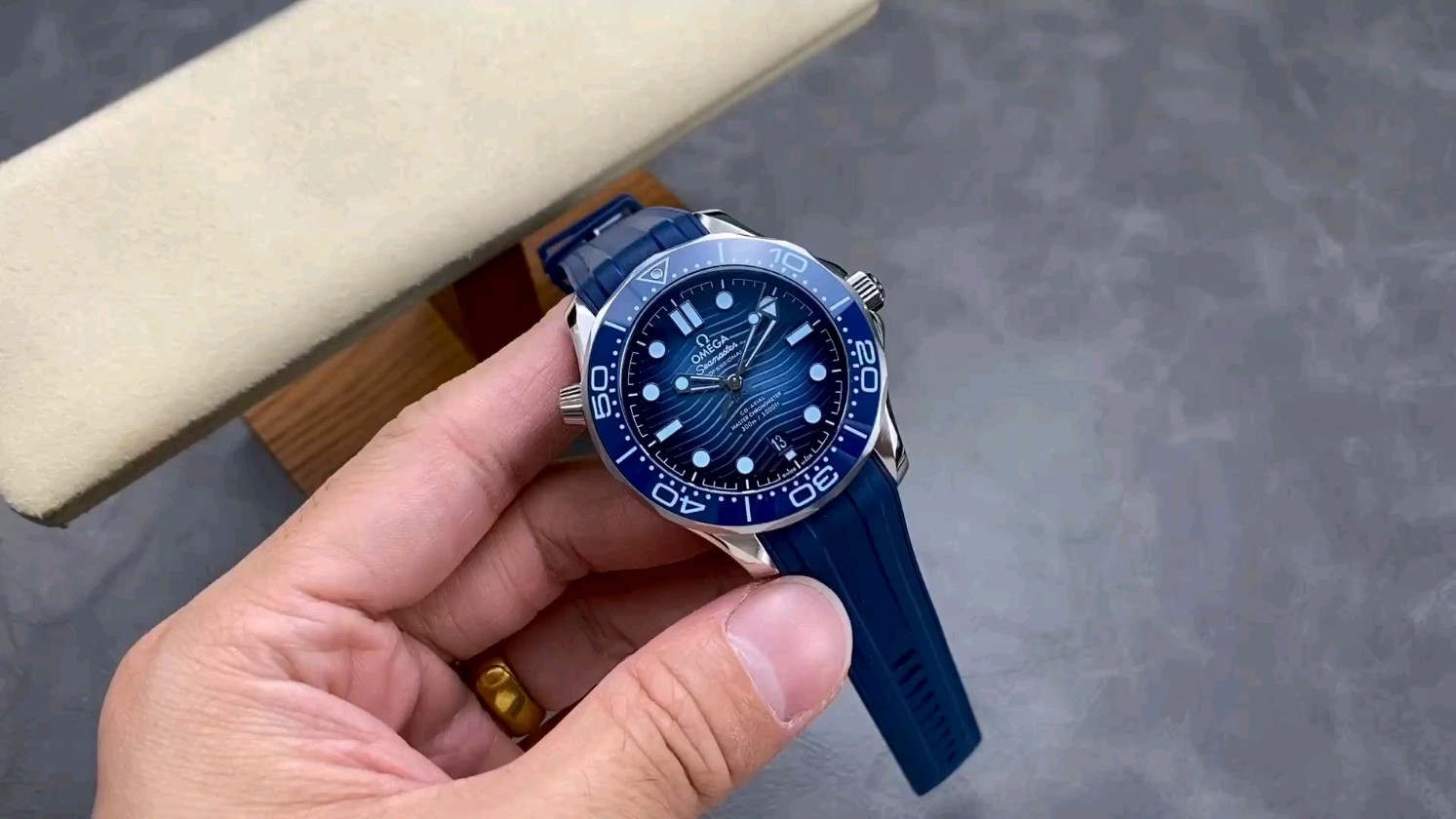 VS オメガ アイスブルー シーマスター 300m 8800ムーブメント 42mm