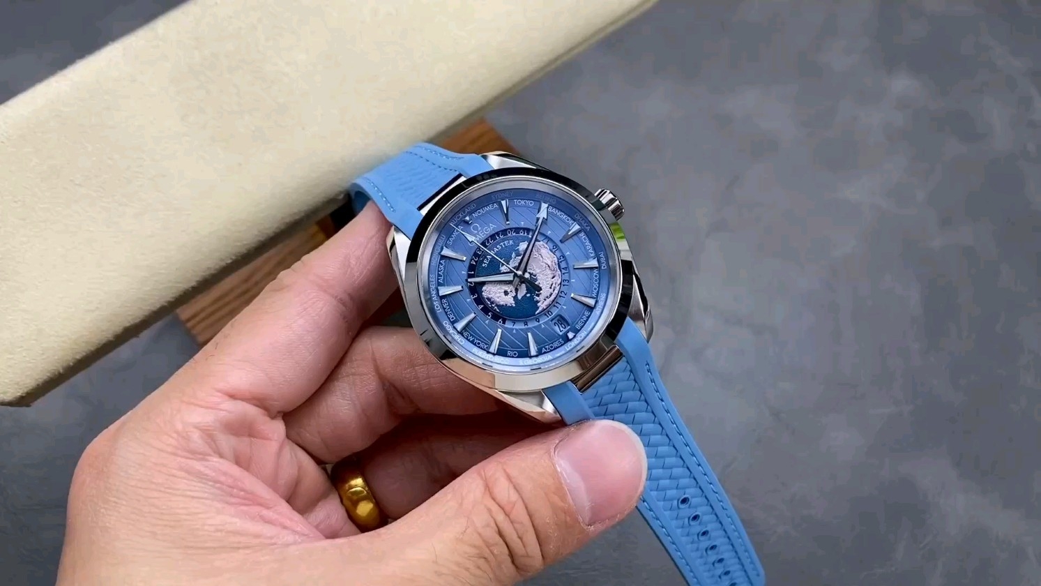 VS オメガ アイスブルー ワールドタイム 8938ムーブメント 43mm
