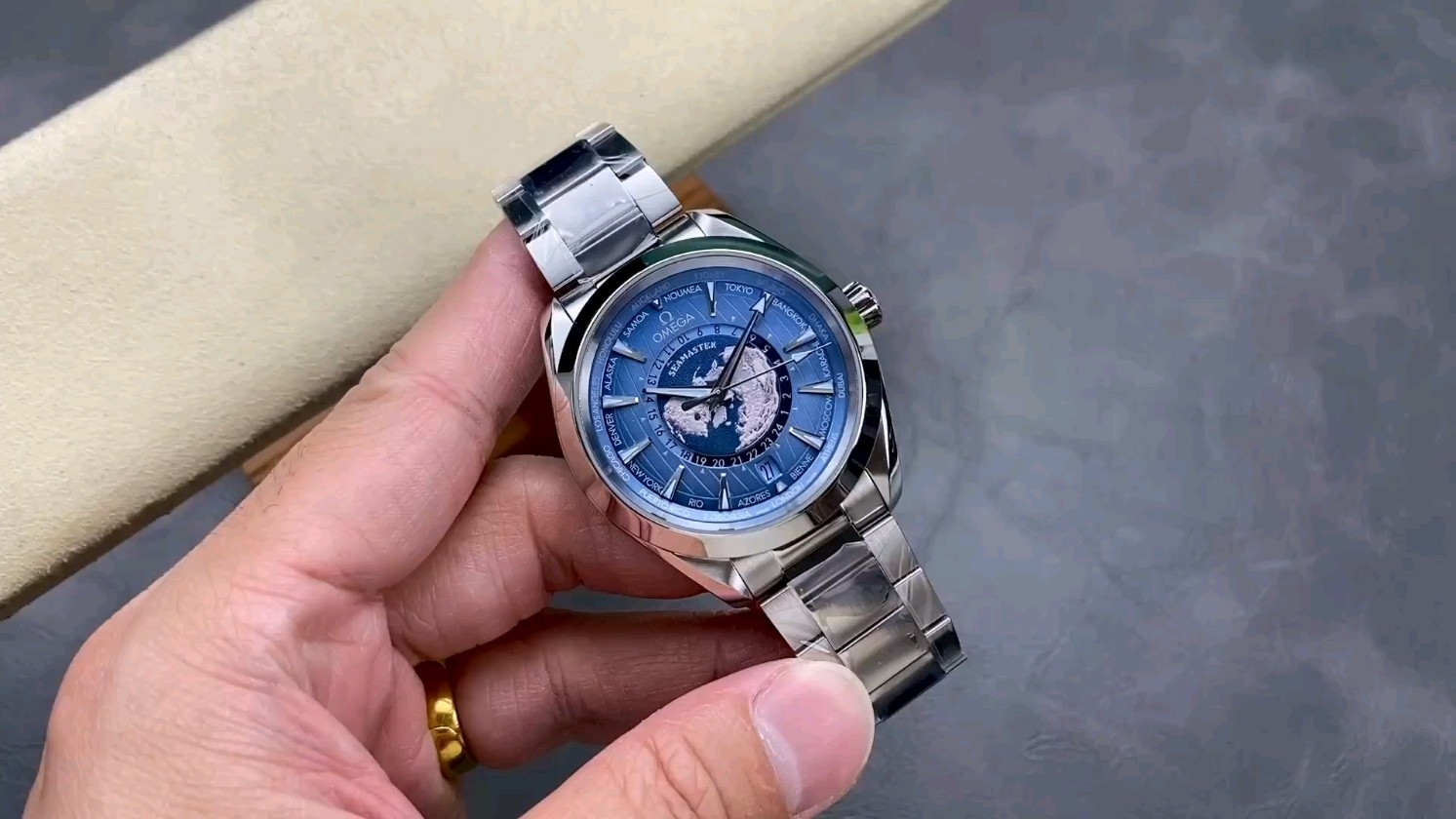 「VS オメガ アイスブルー ワールドタイム 8938 ムーブメント 43mm」