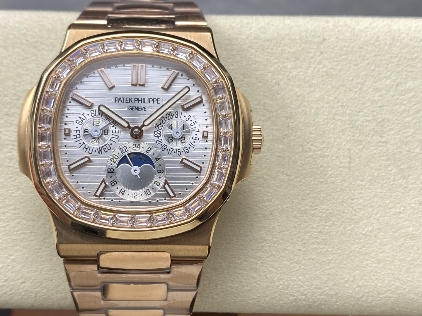 中国製の復刻版がトピック！パテック・フィリップ5740/1G-001の魅力とは？