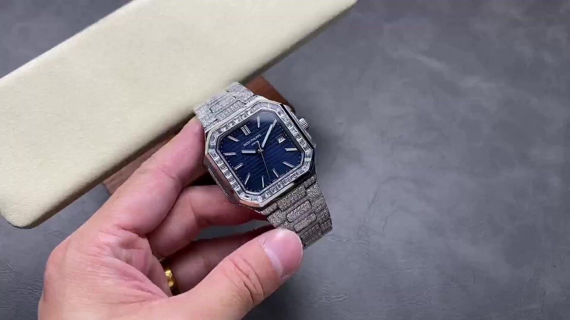 ダイヤモンド輝くパテック・フィリップキュビタス 5821/1A-001で運命の出会いいを！