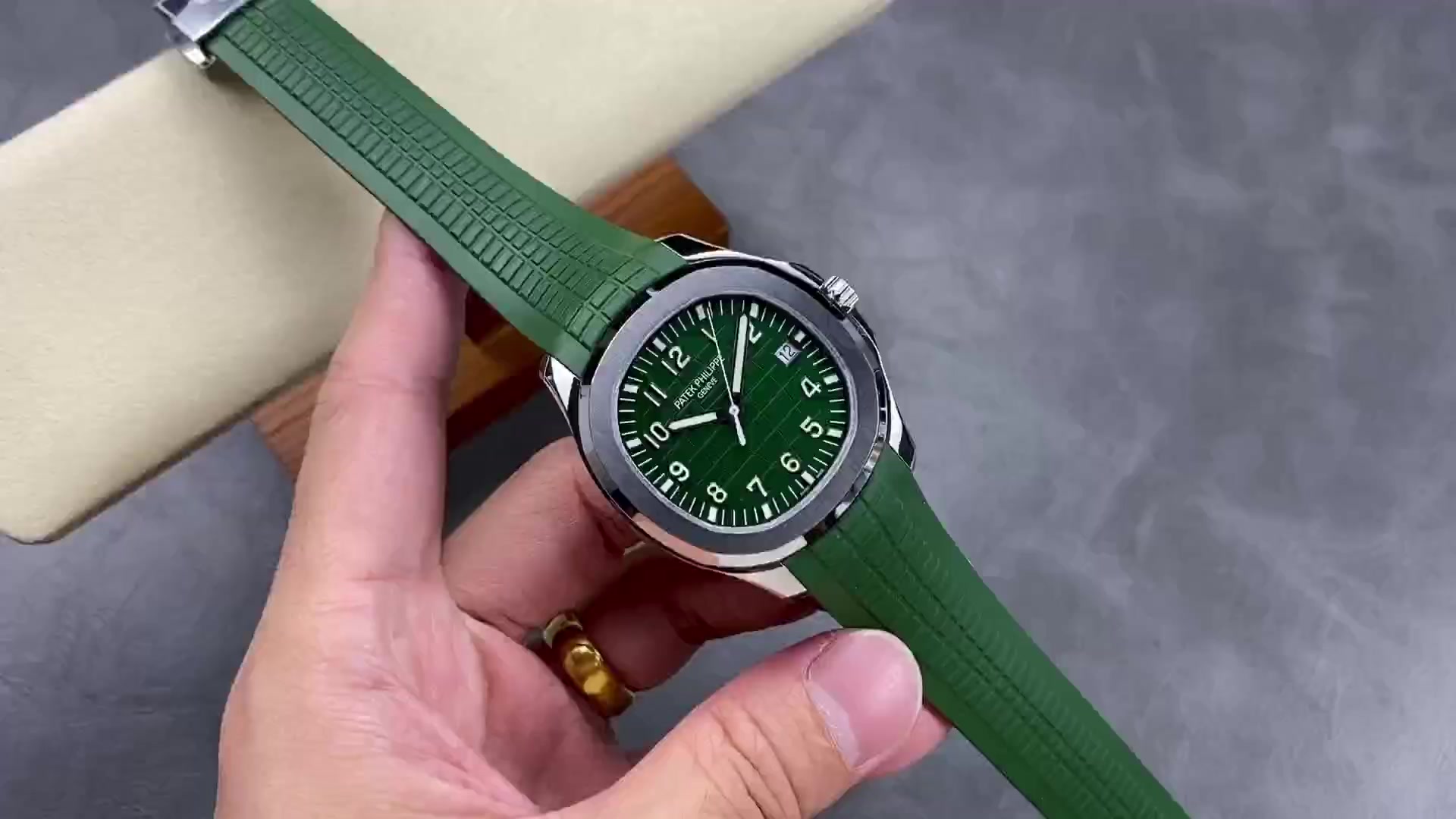 {“タイトル”:”パテックフィリップのグレネード5168型レビュー：進化した42mmモデルを検定！”,”ケース”:”