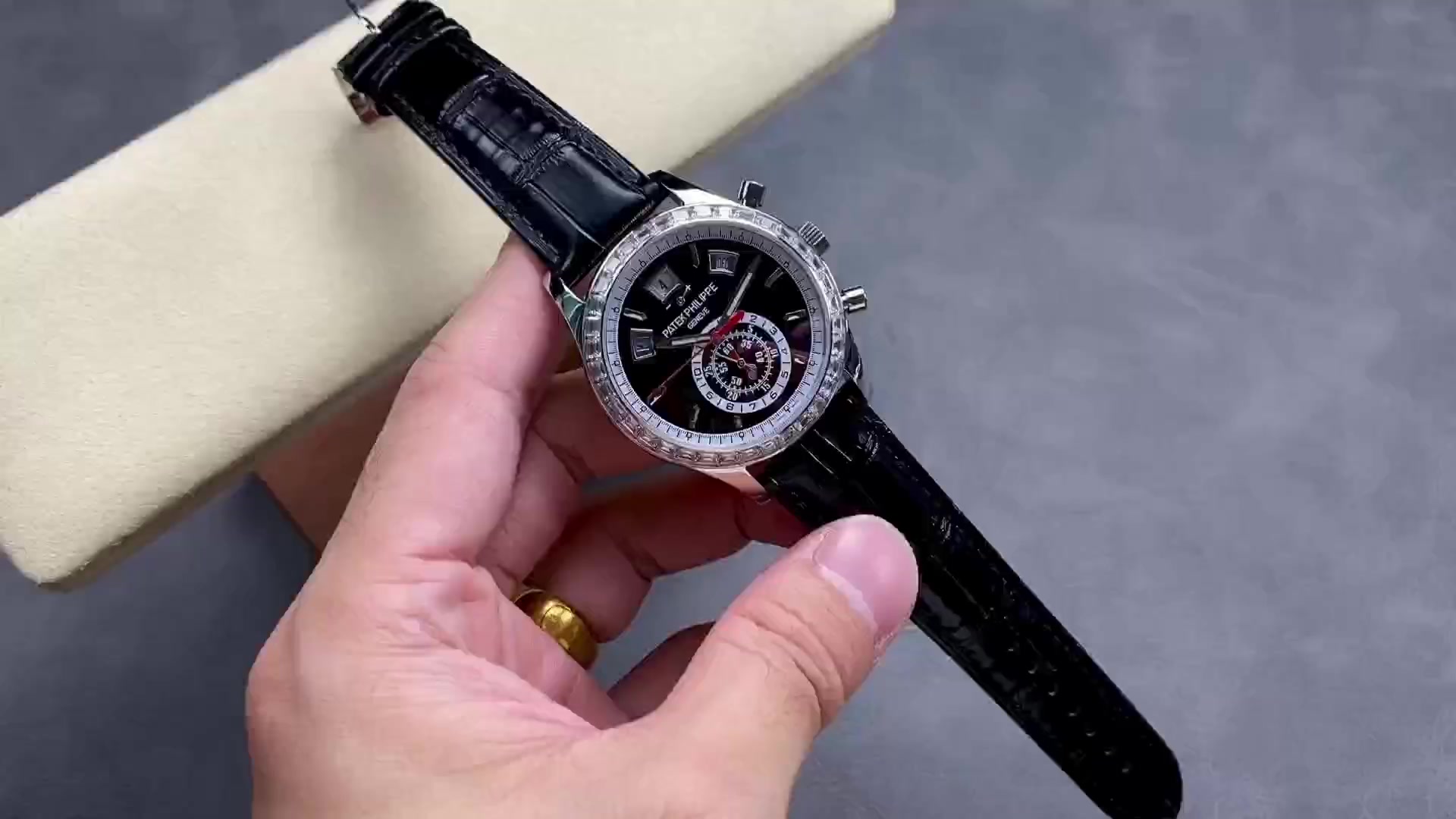 パテック・フィリップの新作モデル5905R-010で手首に存在感を！日々のシンプルレビューとその魅力