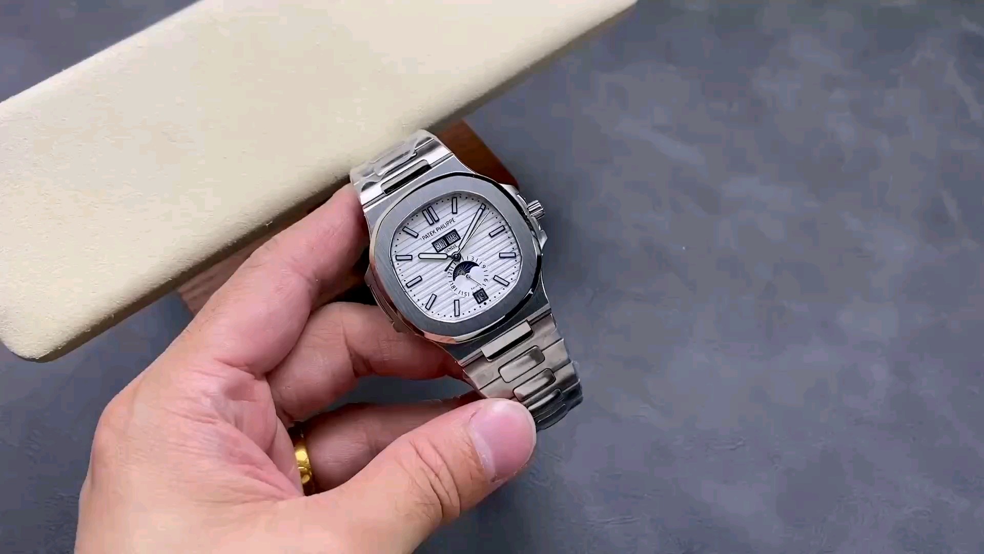 パテック フィリップ ノーチラス5726/1AとTW製V2版を徹底比較！