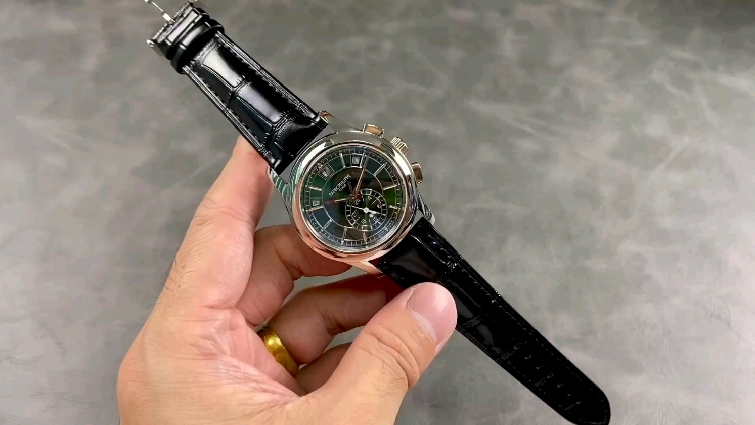パテック・フィリップ 5905R-010は買いか？ユニークさを探る