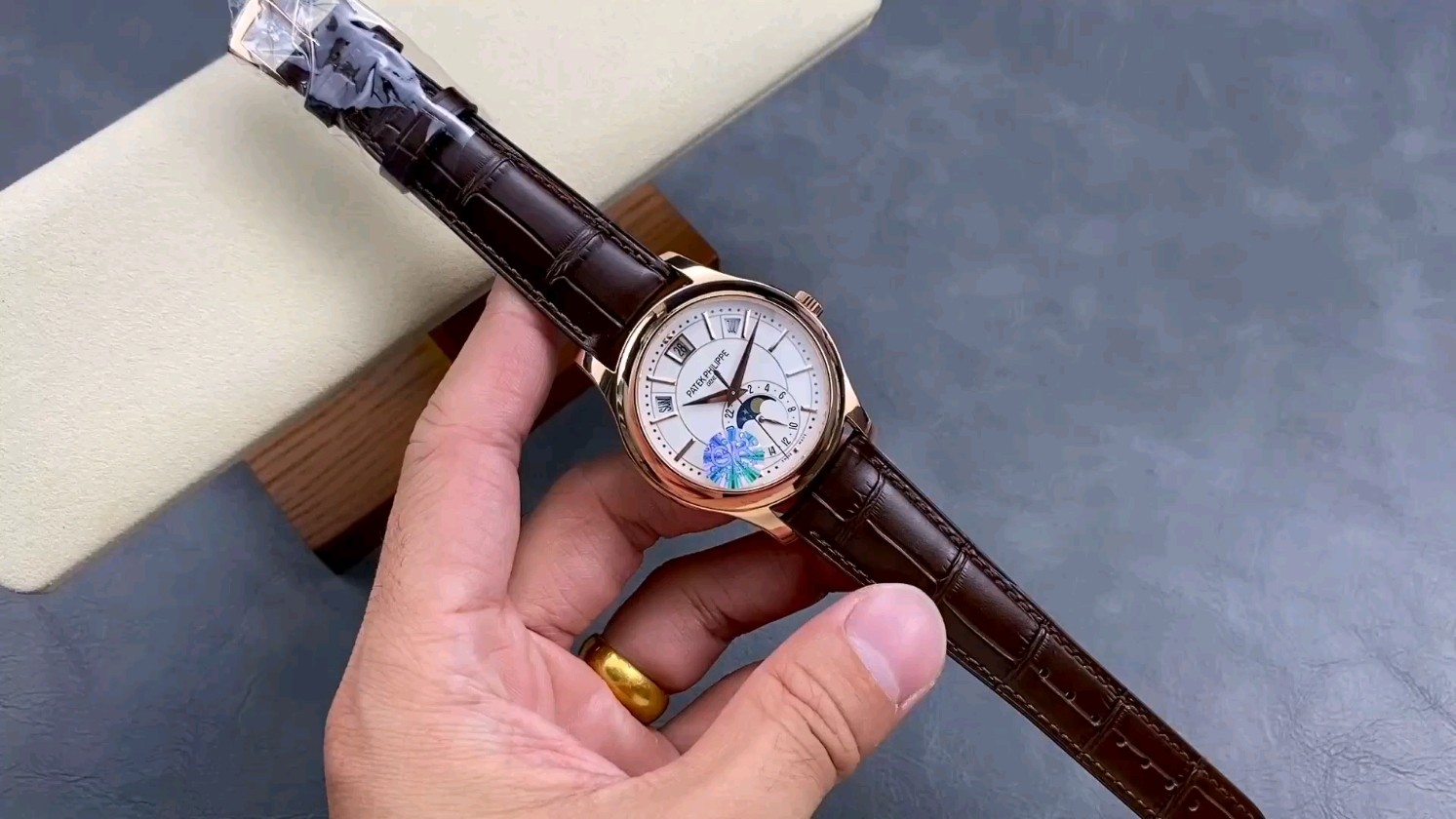 パテック・フィリップ5205G-013レビュー！V2の技術革新とは？