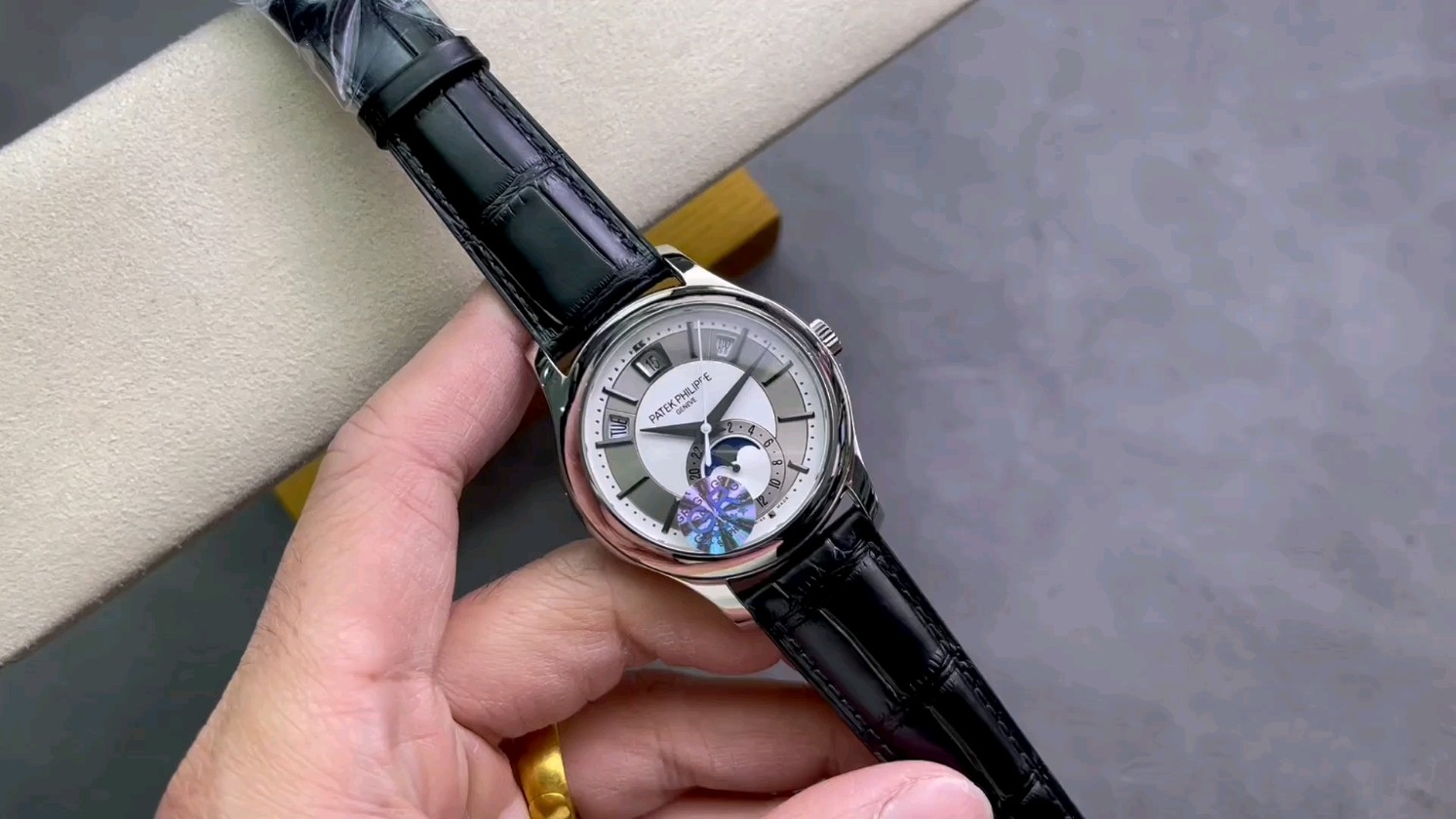 時計愛好家が注目！パテック・フィリップ 5205G V2の魅力とは？