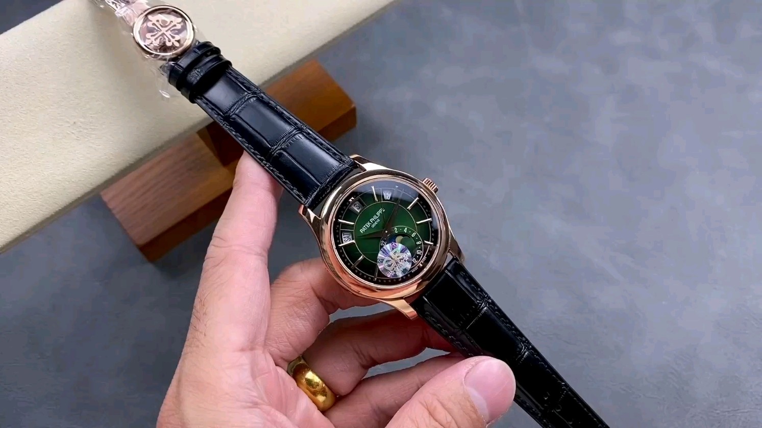 パテック・フィリップ5205Gの最新V2版を徹底解説！その魅力とは？
