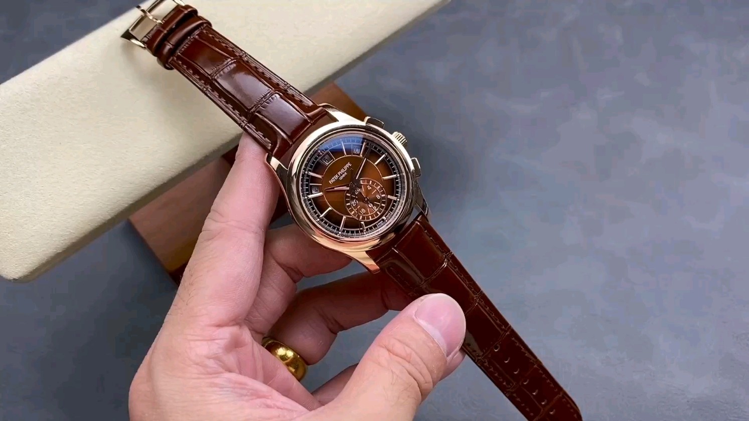 パテックフィリップ5905Rレプリカを試す！このコンプリケーションさ、模倣できるか？
