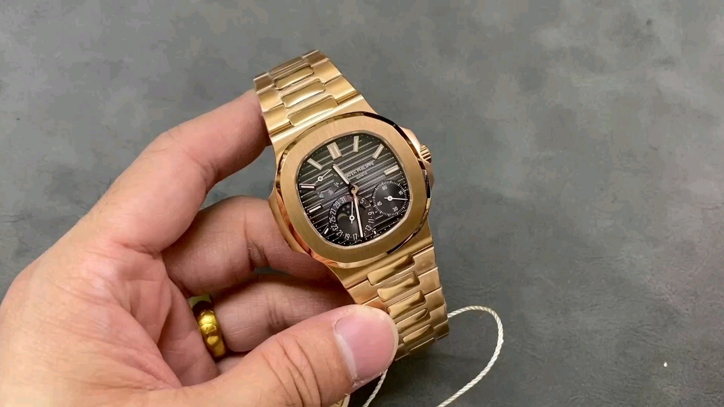 PPF V2 バーサス 本物？パテック・フィリップ5712GRの魅力に迫る