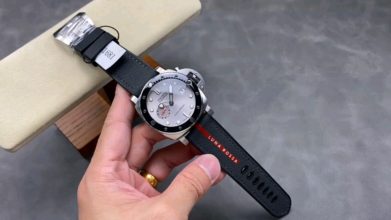 パネライPAM1681が放つフレッシュさ！ビジネスからカジュアルまで使える？