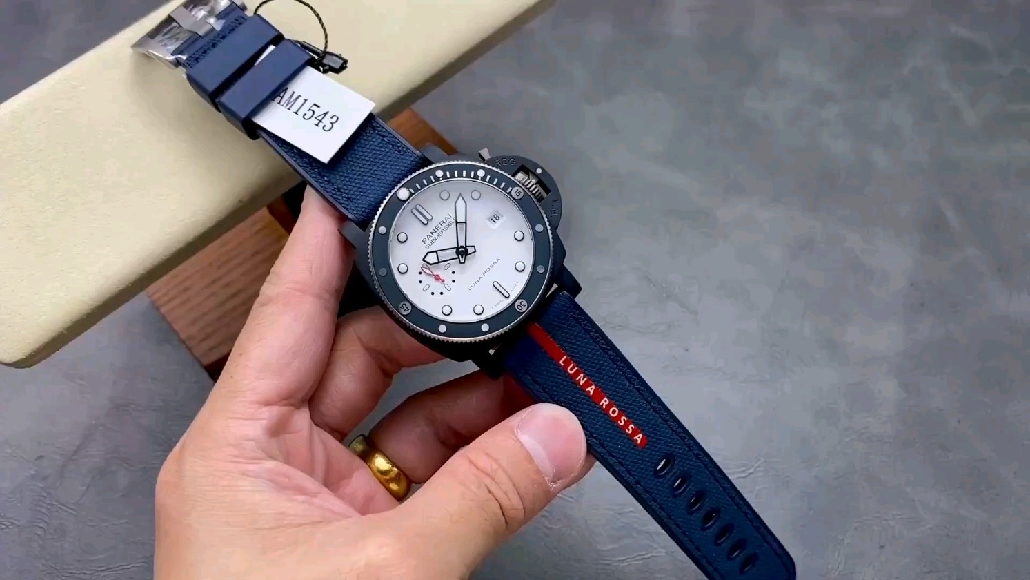 革新のセラミックチタニウム！パネライPAM1543の魅力とは？
