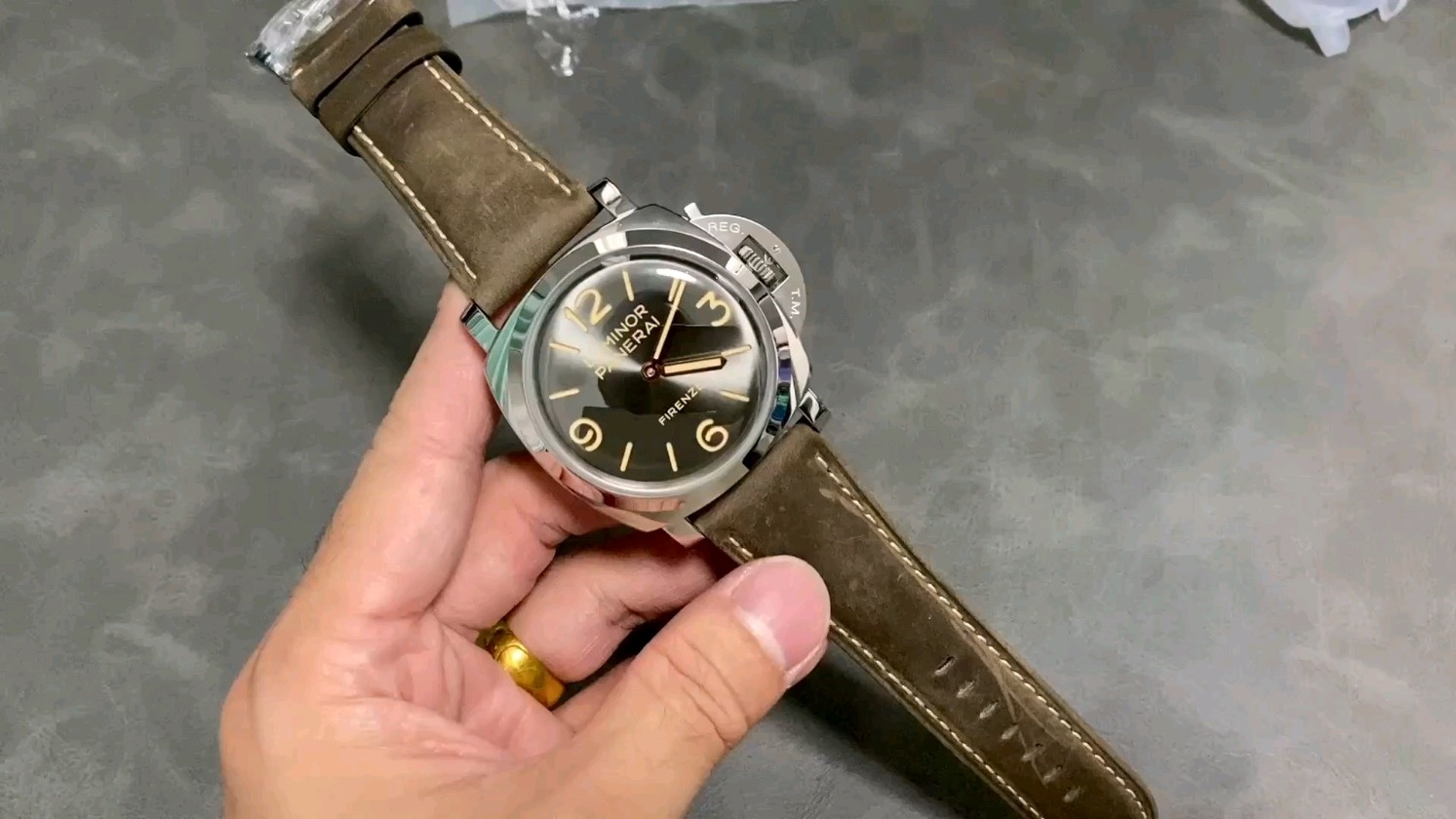 パネライPam605の魅力とは？使い自動巻きから見たその価値