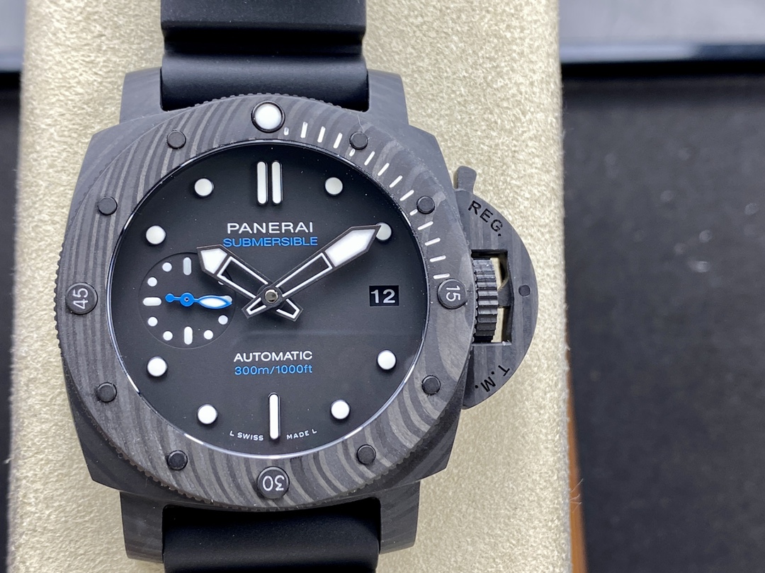 「パネライ PAM2231モデル P.900ムーブメント 42mm と比較」