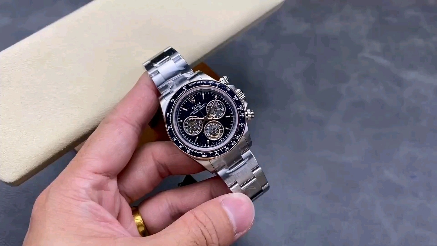 スペースタイムを旅するアートピース！ADGカスタムのロレックス デイトナ“ベンチュラ”を探る