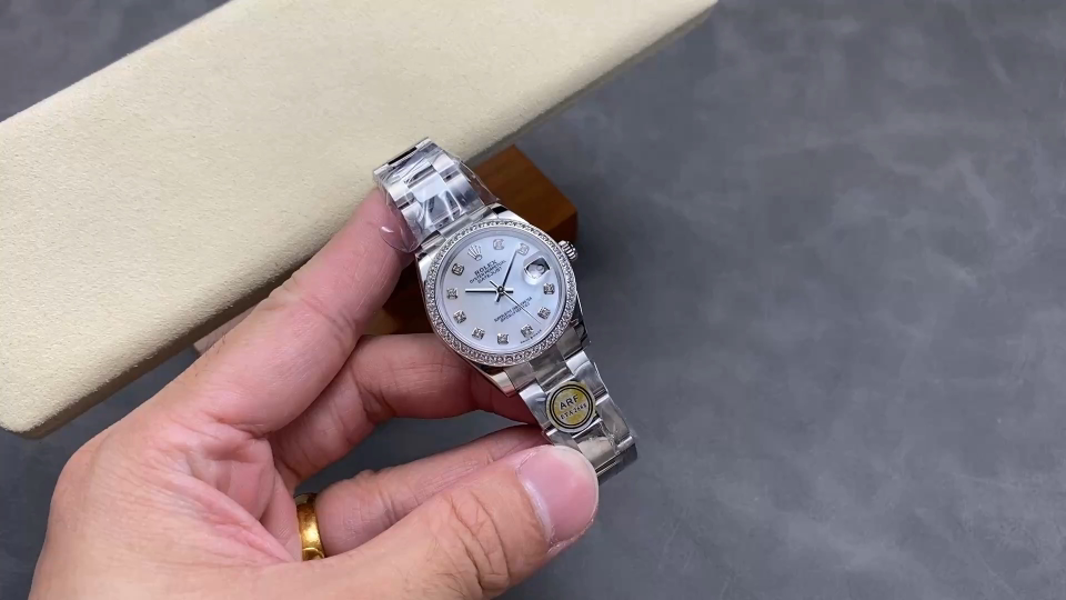 {“タイトル”:”ARF 31mm ロレックスデイデイトの魅力に迫る：質感と光と影の美学”,”ケース”:”時計愛好家