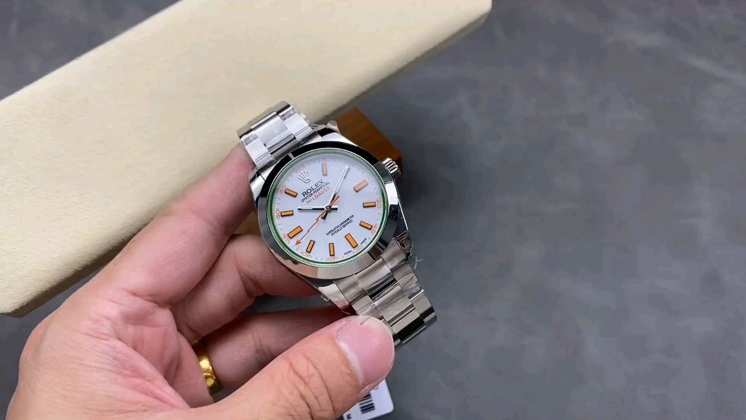 魅力のブルーダイヤルと緑ガラス