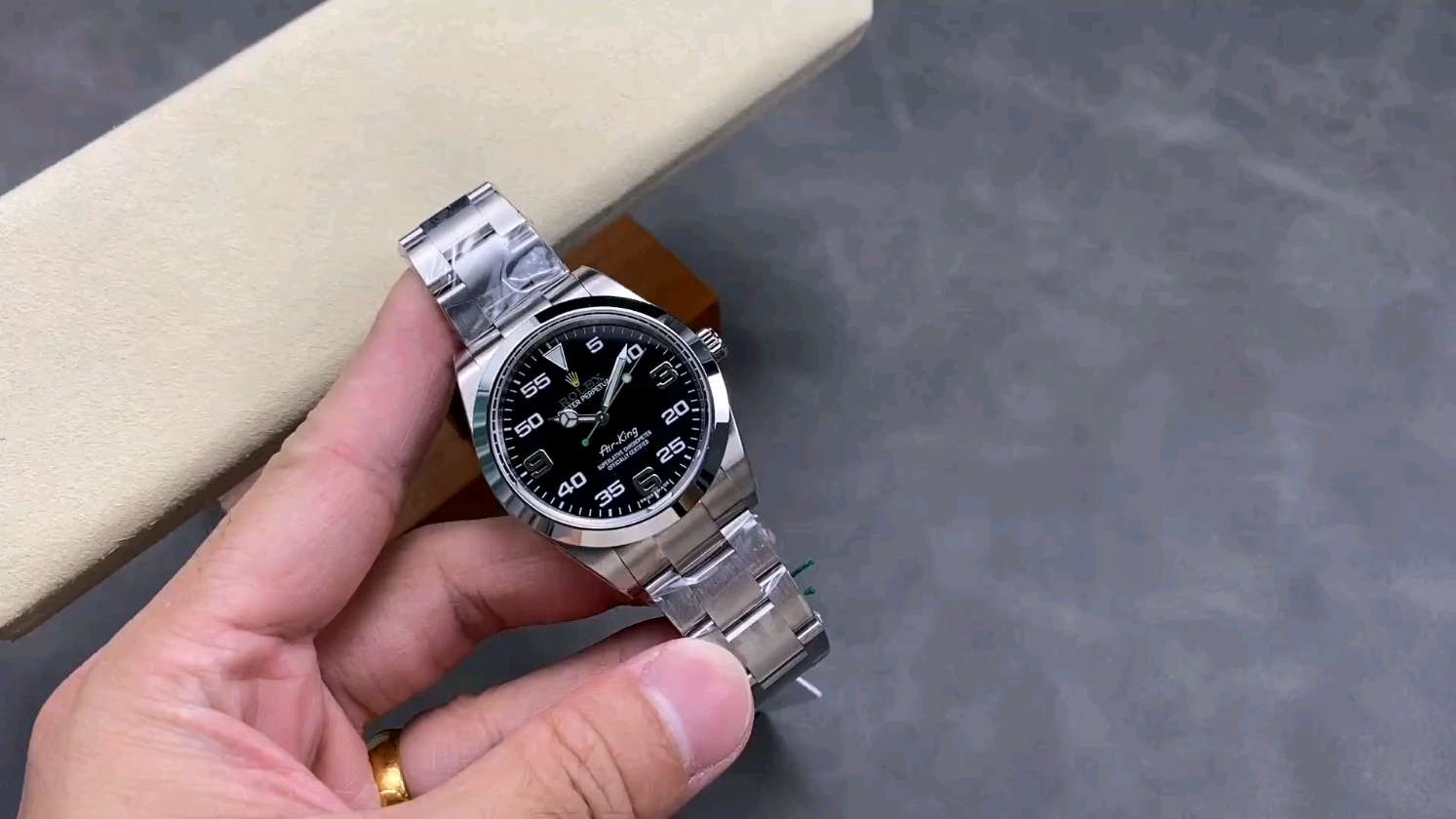 ロレックスエアキング116900の魅力を詳しく解説！