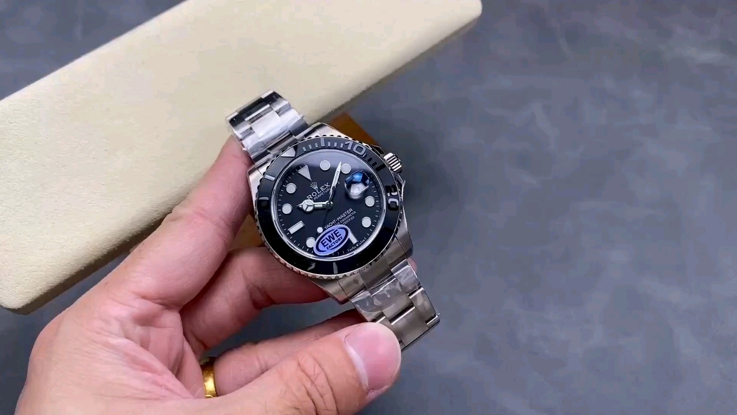 エンチャントメントの軽さ！ロレックス全チタンヨットマスターが登場