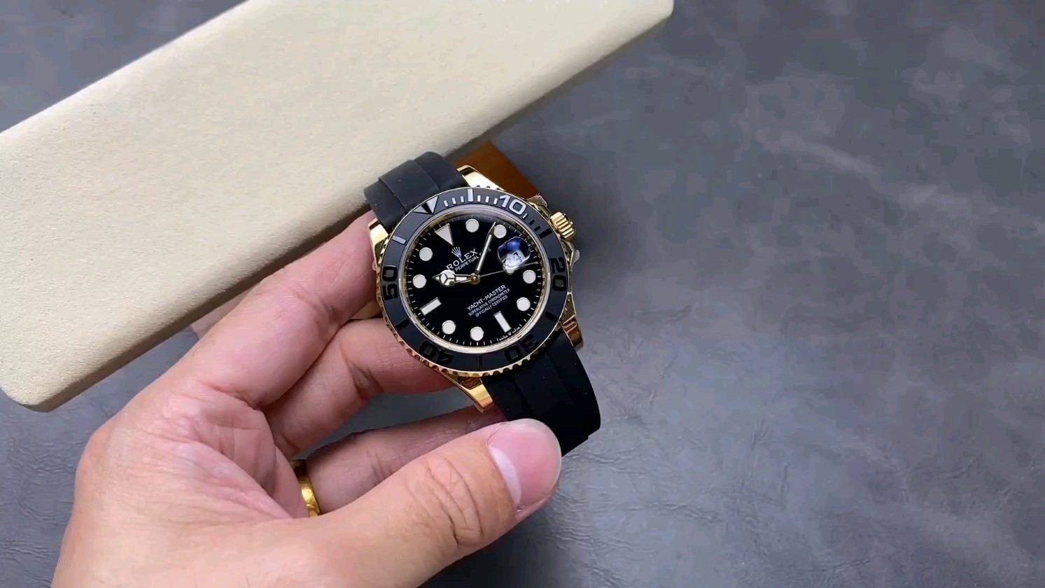 ゴールドとプラチナどっちが上？新作モデルロレックス ヨット-マスターの魅力を徹底解説！