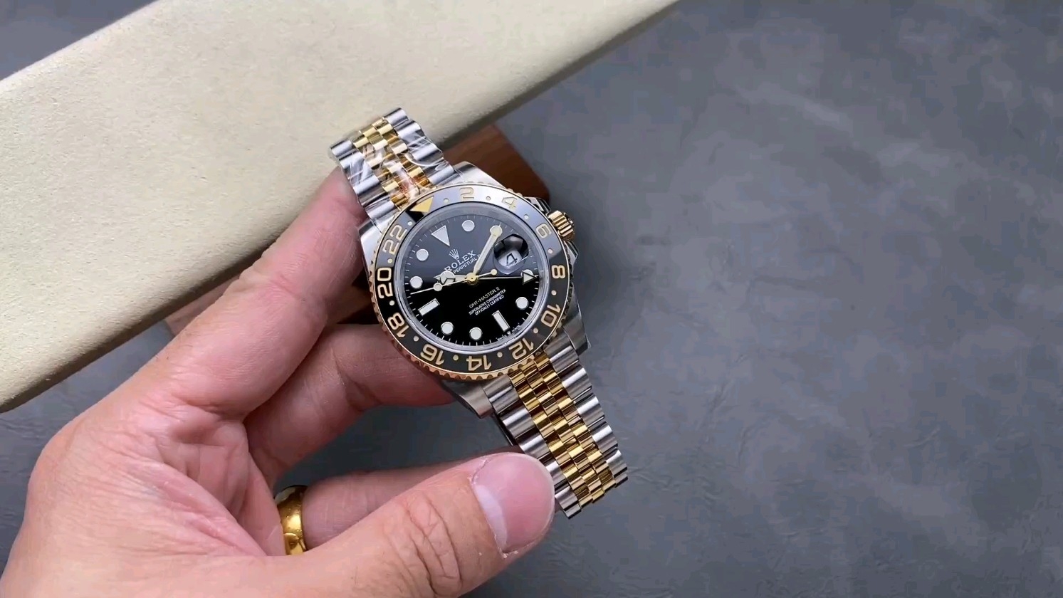 金で輝く！ロレックスGMTとサラリーマンのデイリー