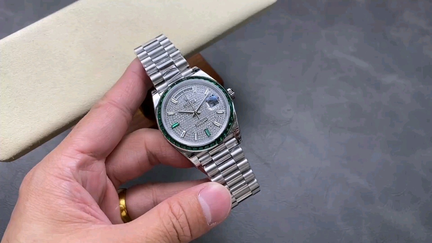 ロレックス デイデイト 40mm グリーンサファイア フルダイヤモンド