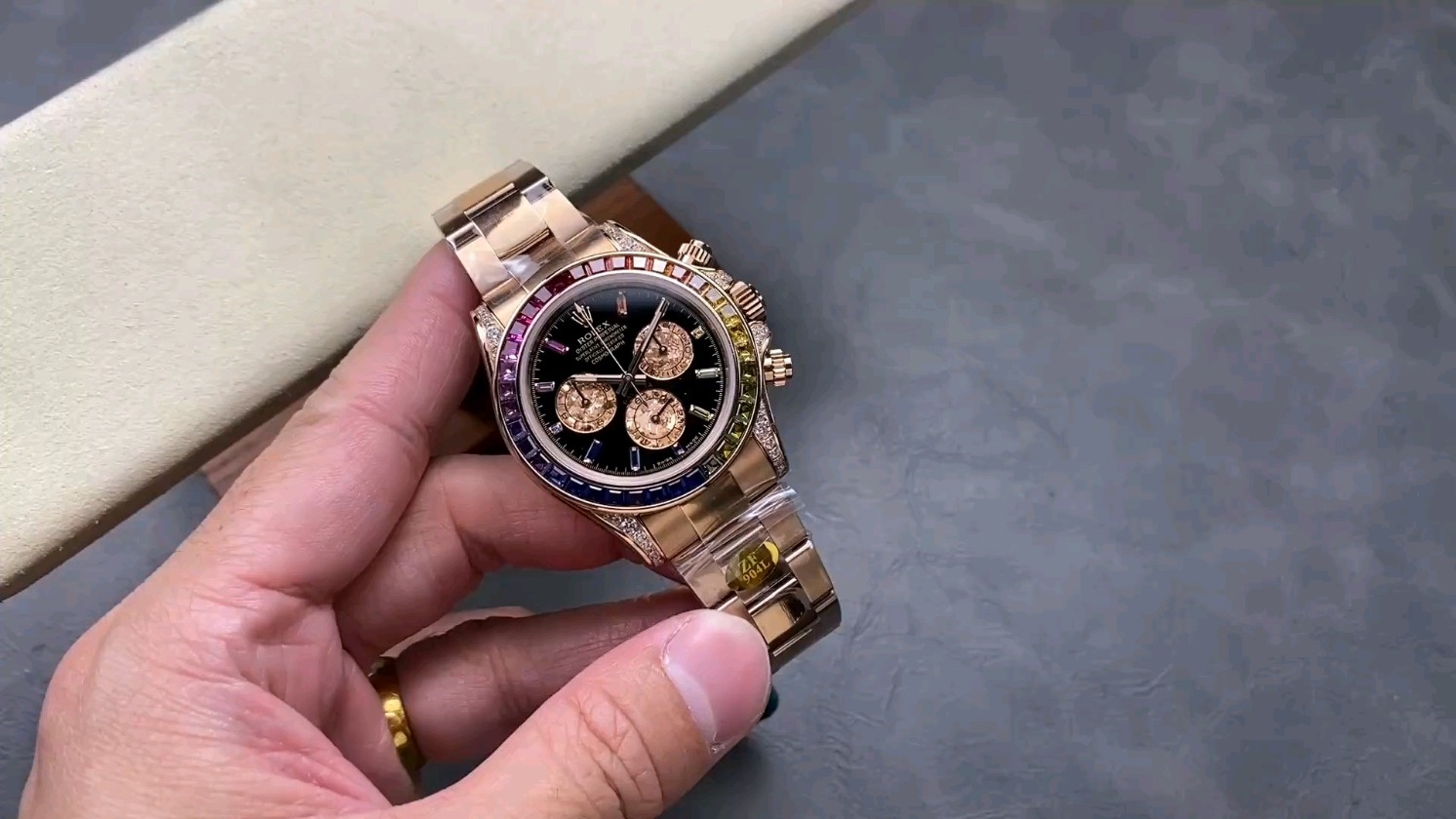ディープなレボリューション？ZF工房のカラーリングで魅せる『虹のデイトナ』